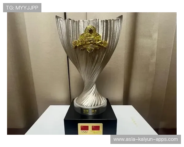 再夺冠军奖杯荣耀加冕🏆
